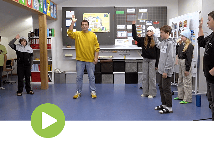 Schüler und Lehrer üben den Tanzschritt Step Touch im Unterricht – groove2grow MOVES Tutorial.