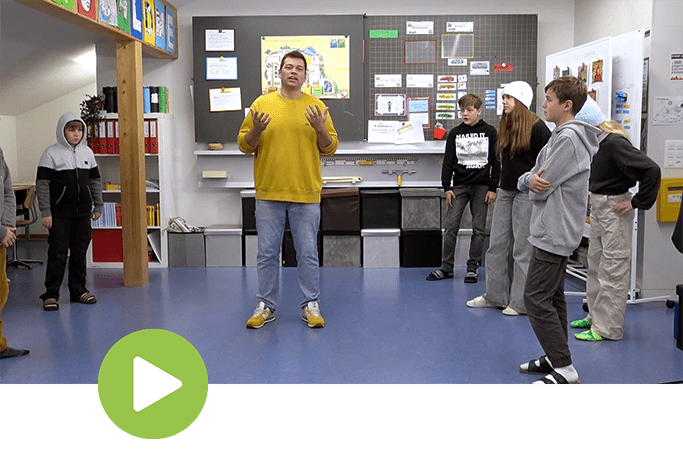 Schüler lernen den Tanzschritt Box Step unter Anleitung des Lehrers – groove2grow MOVES Tutorial.