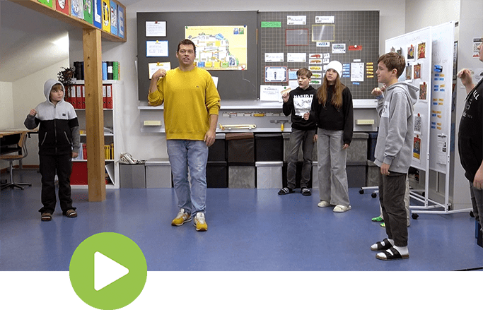 Schüler und Lehrer führen den Tanzschritt Smurf gemeinsam aus – groove2grow MOVES Tutorial für Schulen.