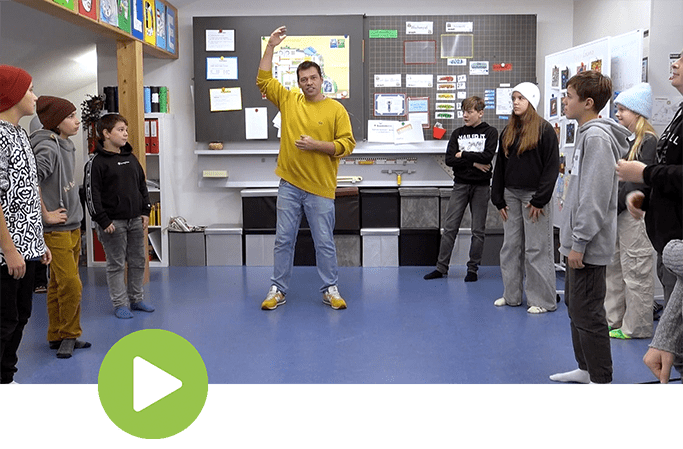 Schüler lernen den beliebten Tanzschritt Floss im Unterricht – groove2grow MOVES Tutorial.