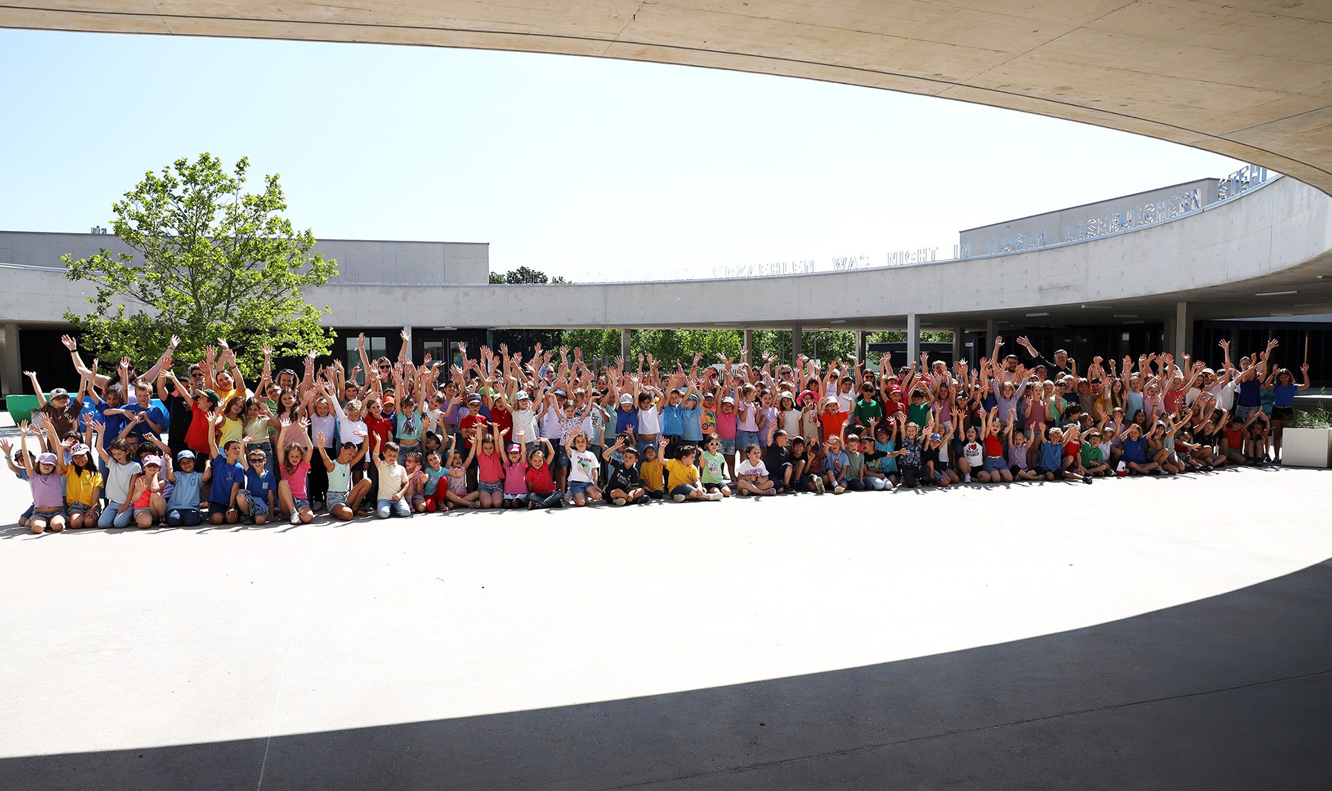 Kulturpädagogik & Tanz an der Praxisvolksschule Baden 195 Kinder der Praxisvolksschule Baden jubeln nach dem erfolgreichen Tanzprojekt mit groove2grow.