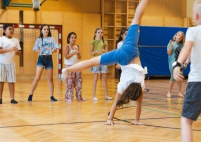 Schüler beim Tanztraining mit groove2grow in der Turnhalle in Wels, Dr. Schauer-Straße