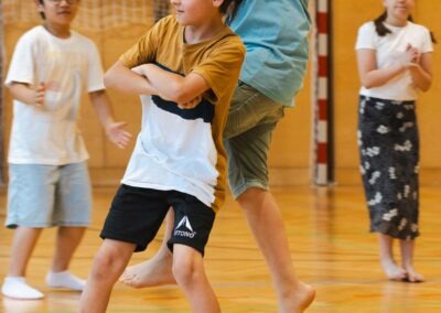 Schüler der VS 3 Wels und des BG Schauerstraße beim gemeinsamen Tanztraining mit groove2grow.
