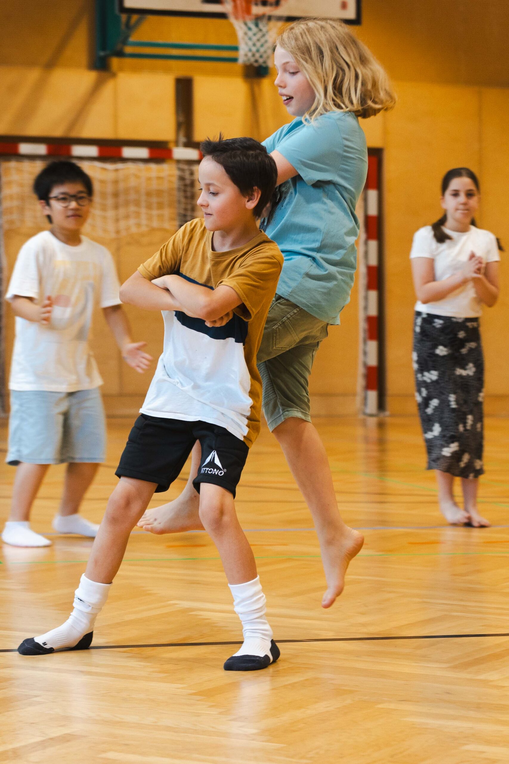 Tanzprojekt Wels Schauerstraße Kooperation Schüler der VS 3 Wels und des BG Schauerstraße beim gemeinsamen Tanztraining mit groove2grow.