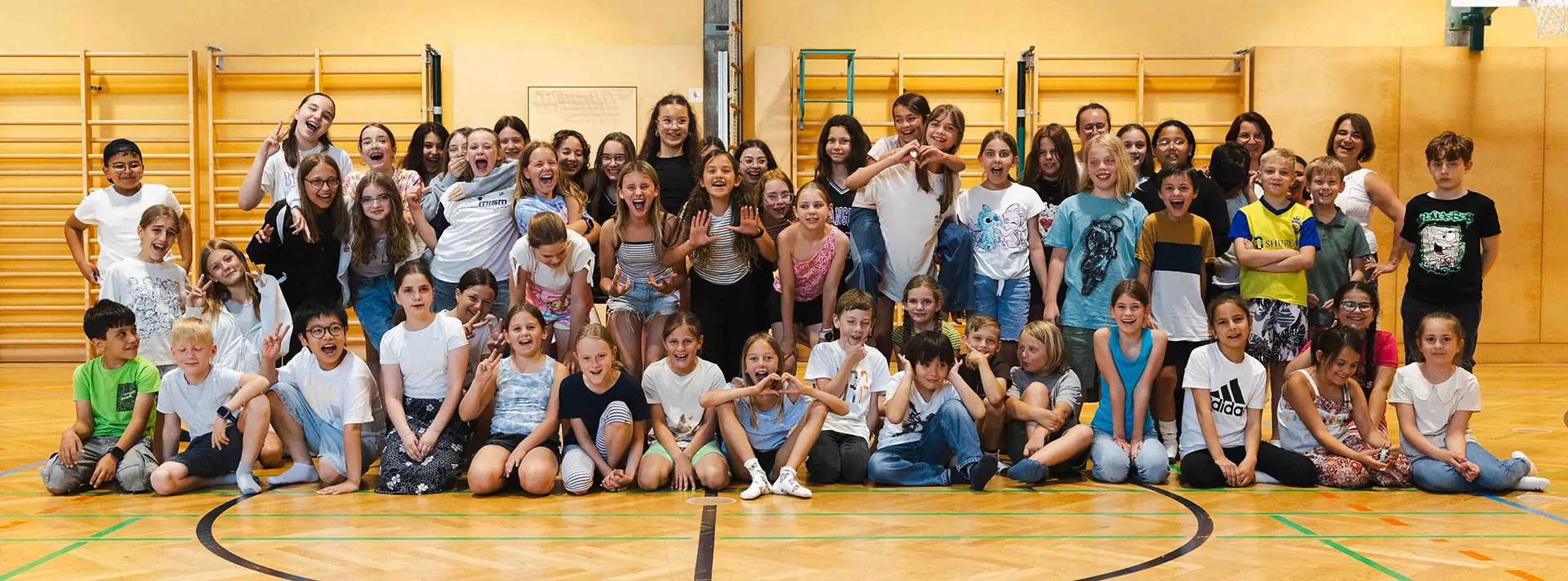 Erfolgreiches Tanzprojekt in Wels: VS 3 & BG Dr. Schauerstraße Schüler der Volksschule 3 Wels und des BG Dr. Schauerstraße feiern den Abschluss des groove2grow Tanzprojekts.