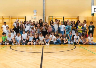 Schüler der Volksschule 3 Wels und des BG Dr. Schauerstraße feiern den Abschluss des groove2grow Tanzprojekts.
