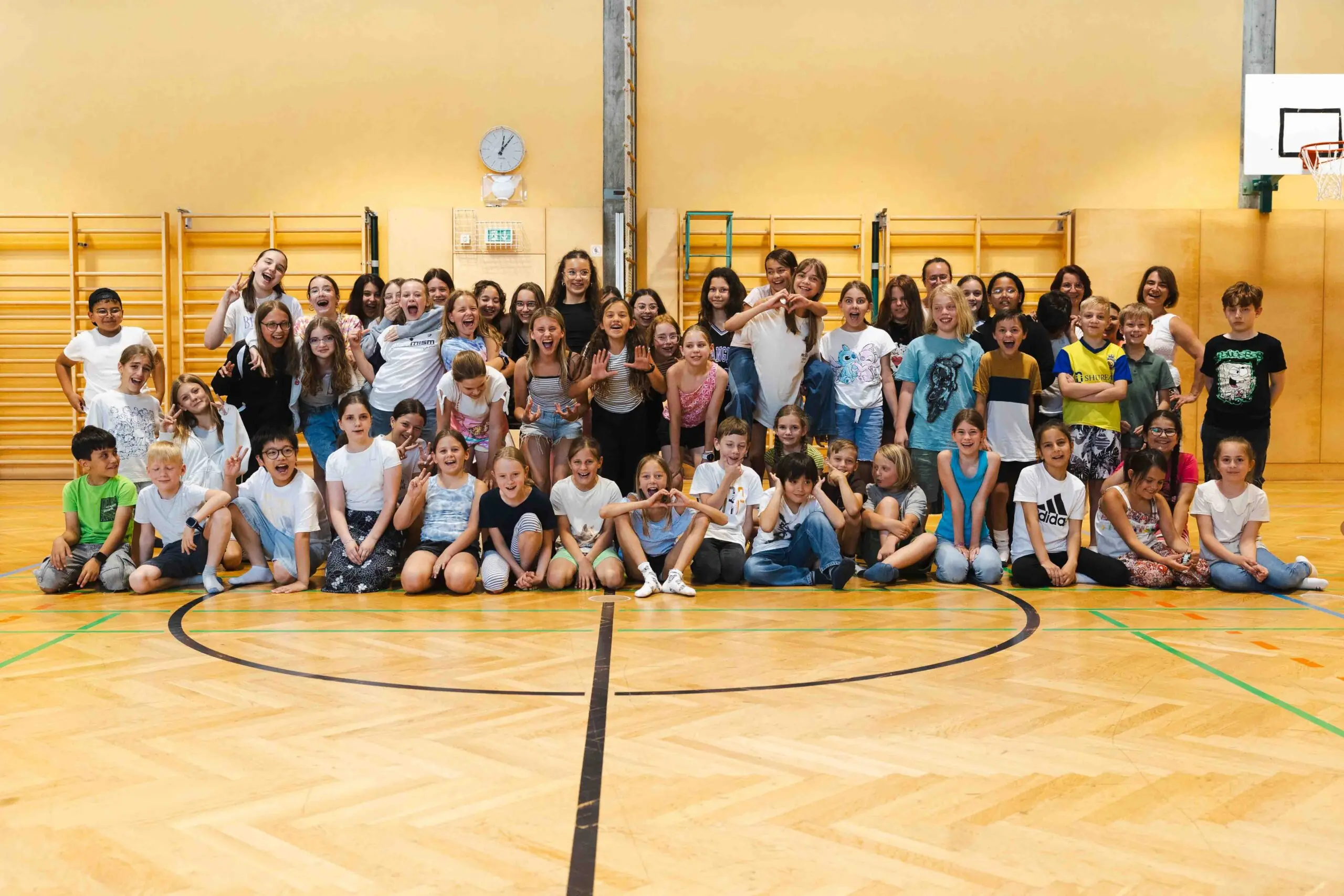 Erfolgreiches Tanzprojekt in Wels: VS 3 & BG Dr. Schauerstraße Schüler der Volksschule 3 Wels und des BG Dr. Schauerstraße feiern den Abschluss des groove2grow Tanzprojekts.