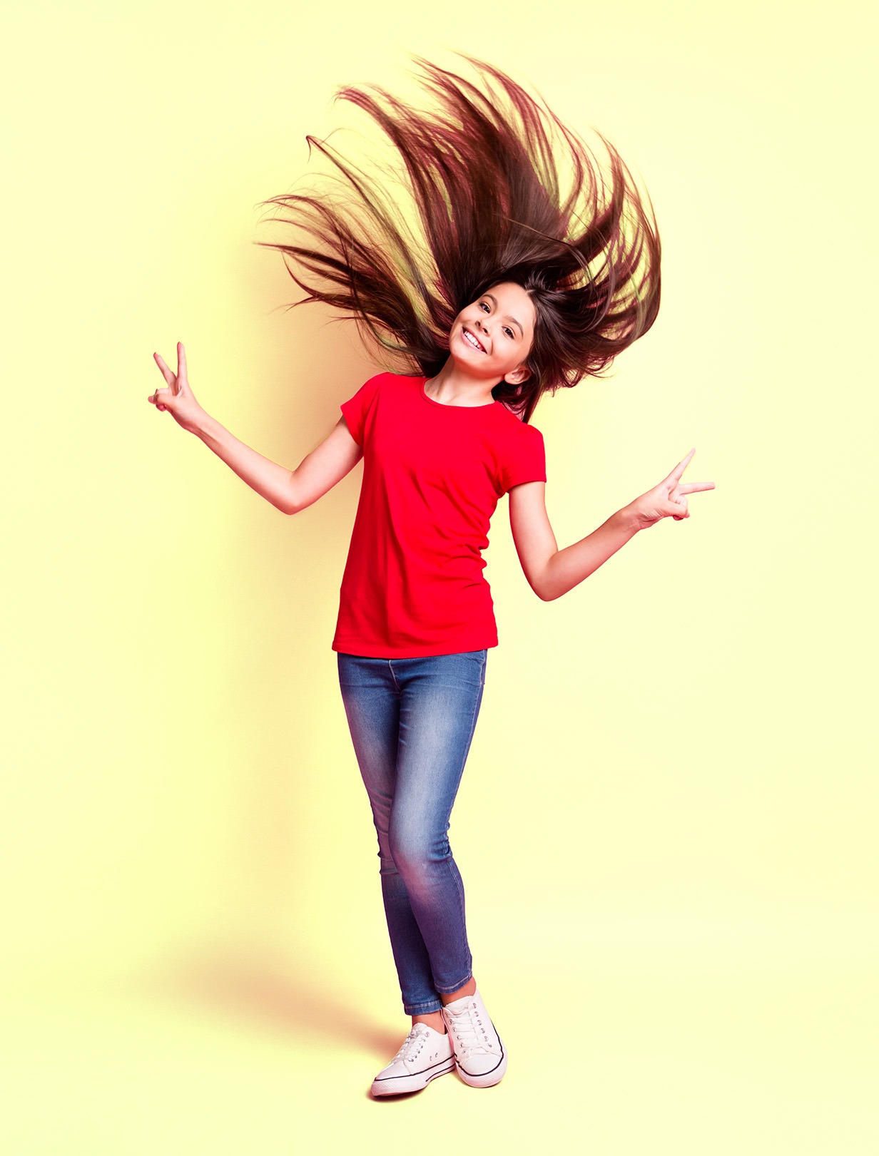 Frische Energie: Tanzpausen mit groove2grow Ein glückliches Mädchen mit wirbelnden Haaren tanzt vor gelbem Hintergrund – Symbol für eine motivierende Tanzpause im Unterricht.