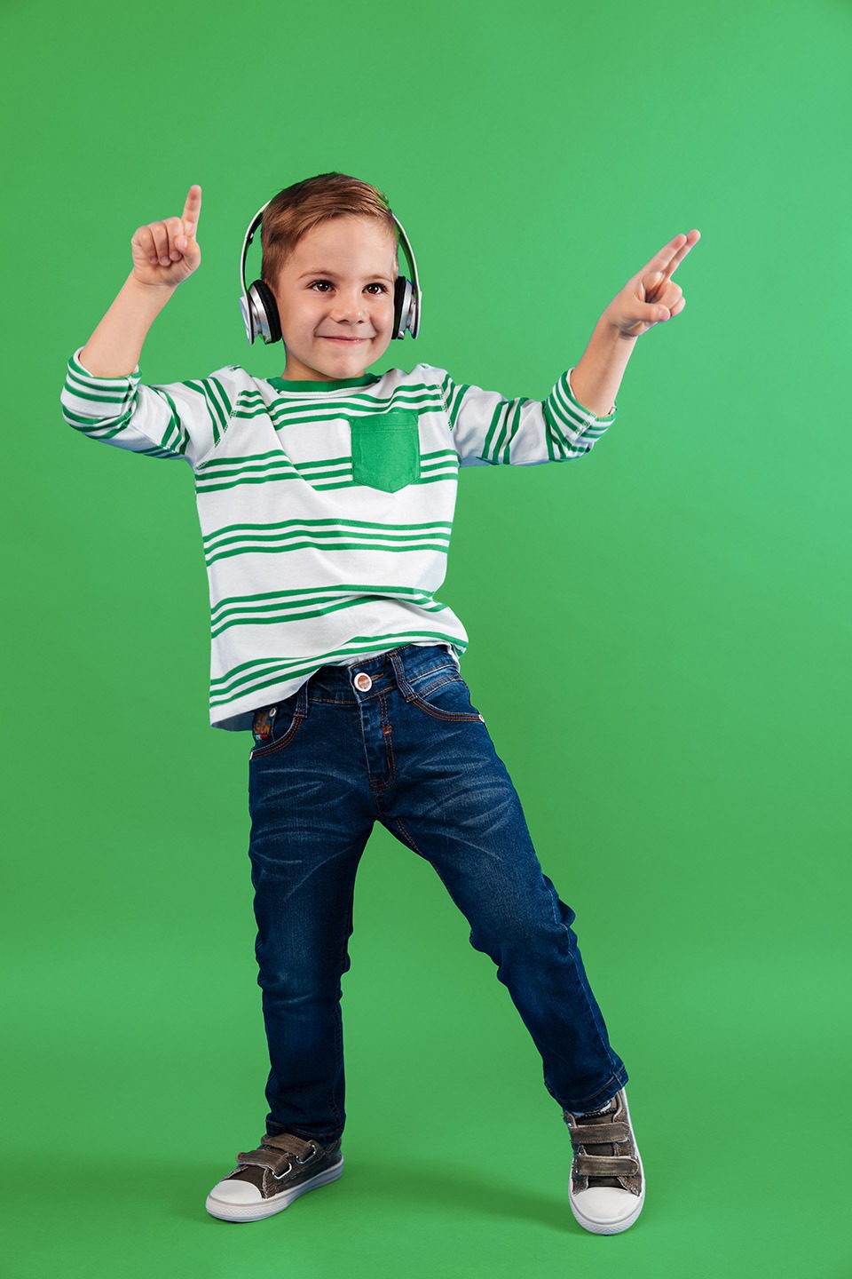 Musiktheorie körperlich erfahren mit groove2grow Ein kleiner Junge mit Kopfhörern zeigt rhythmische Bewegungen – spielerische Vermittlung von Musiktheorie durch Tanz.