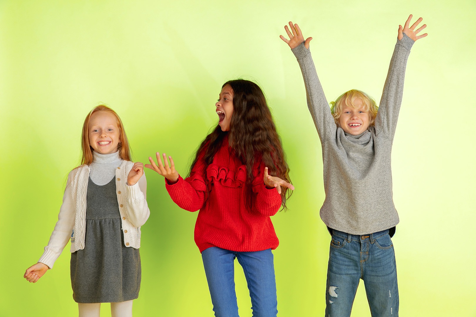 Drei Kinder drücken tanzend unterschiedliche Emotionen aus – Förderung der emotionalen Intelligenz durch Bewegung.