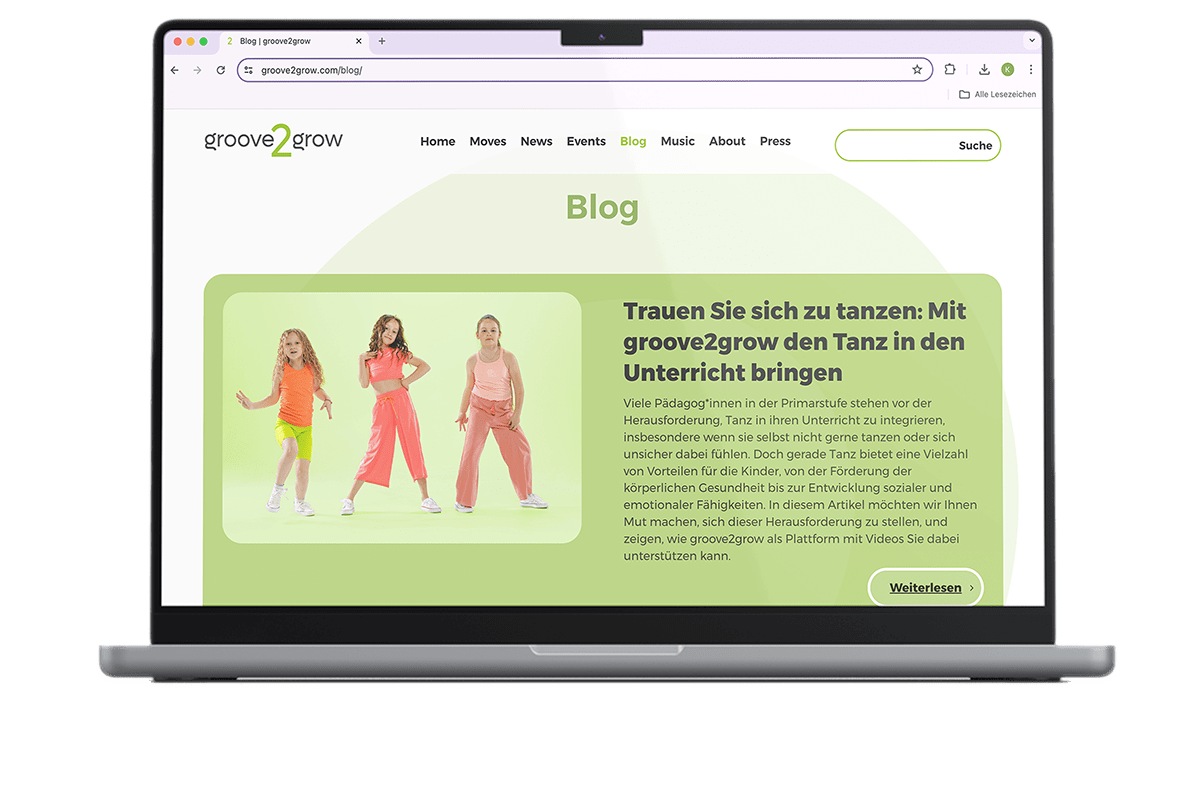 Ein Laptop zeigt die Blog-Seite von groove2grow mit einem Artikel über Tanz im Unterricht für Primarstufen-Lehrkräfte.