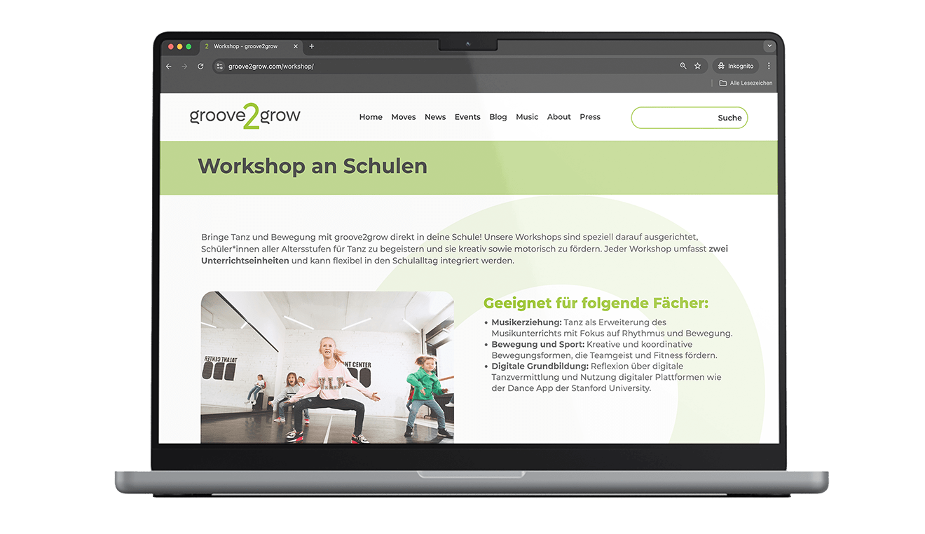 Ein Laptop zeigt die Webseite für groove2grow Workshops an Schulen mit tanzenden Kindern in einem modernen Studio.