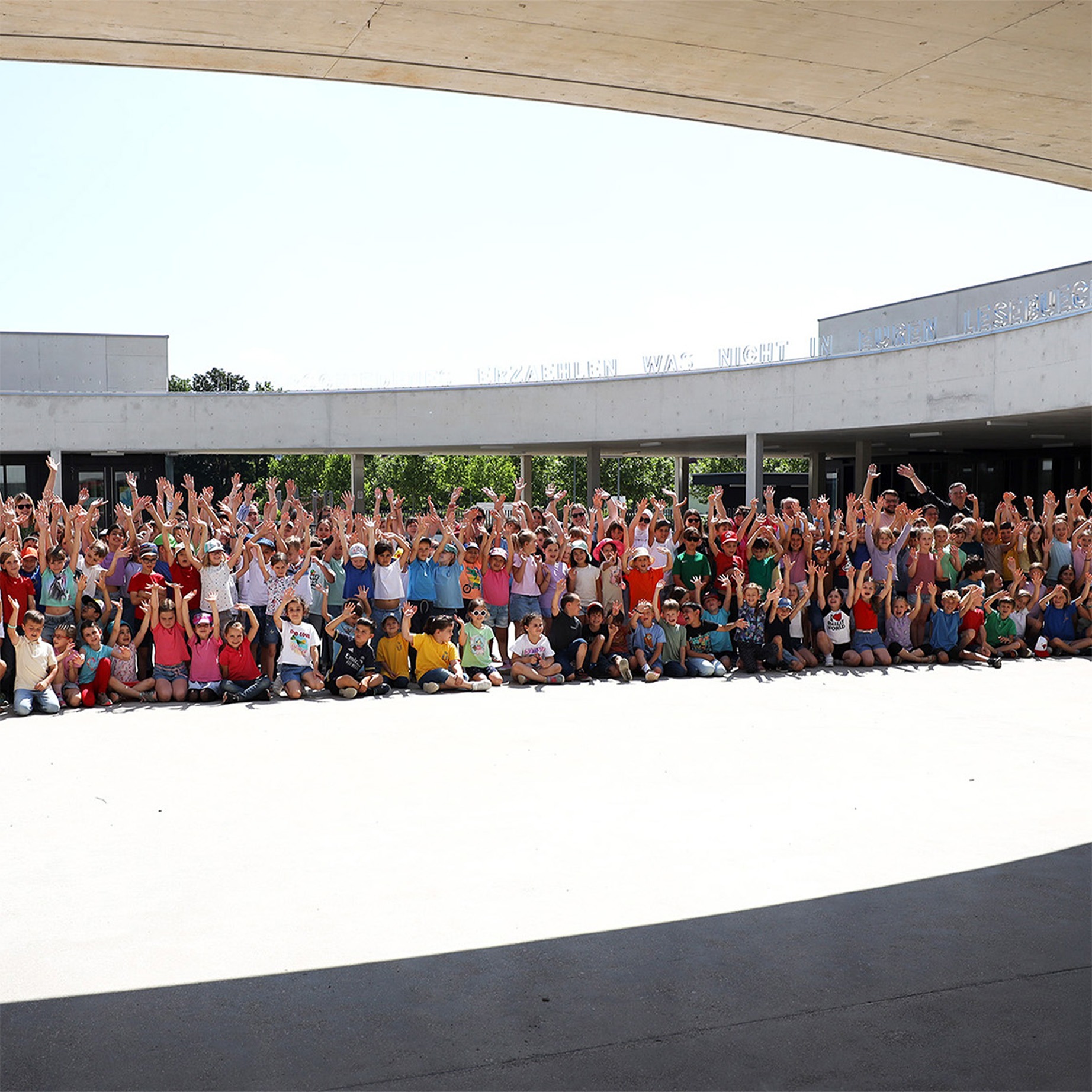 Hunderte begeisterte Kinder der PVS Baden jubeln nach ihrer gemeinsamen groove2grow Tanz-Choreografie im Schulhof.