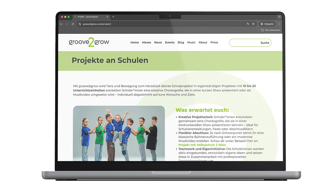 Ein Laptop zeigt die groove2grow-Projektseite mit einer Gruppe von Schülern, die nach einer Tanzaufführung jubeln.
