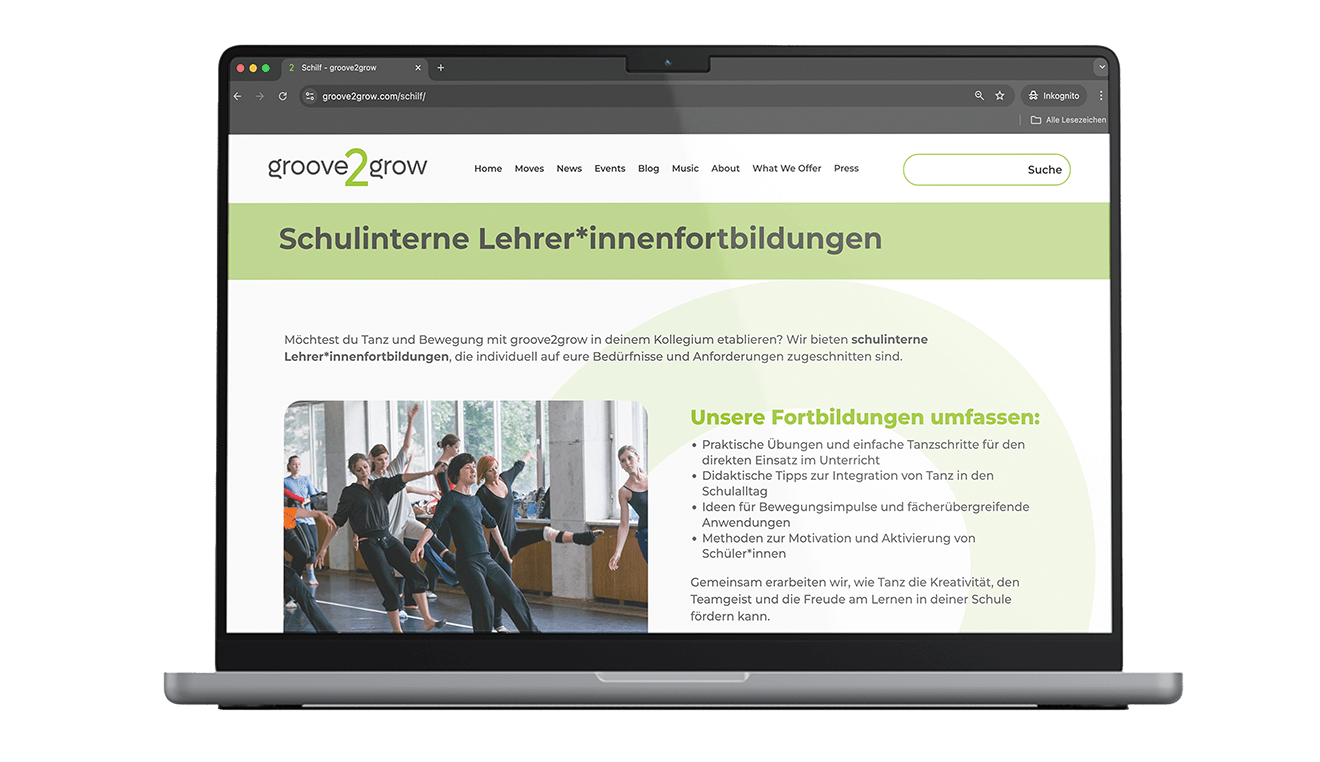 Ein Laptop zeigt die groove2grow-Webseite für schulinterne Lehrerfortbildungen (SCHILF) mit Fokus auf Tanz und Bewegung.