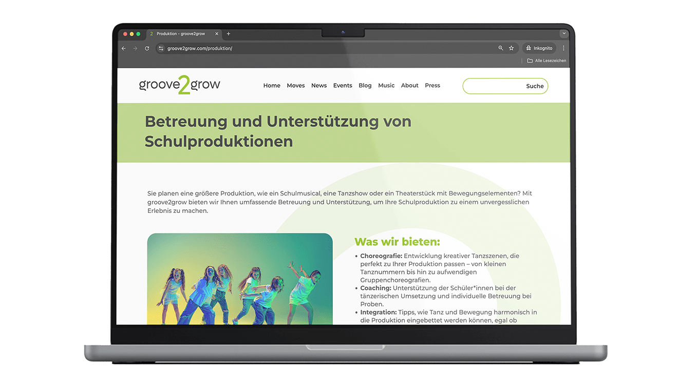 Ein Laptop zeigt die groove2grow-Webseite für die Betreuung von Schulproduktionen wie Musicals und Theaterstücken.