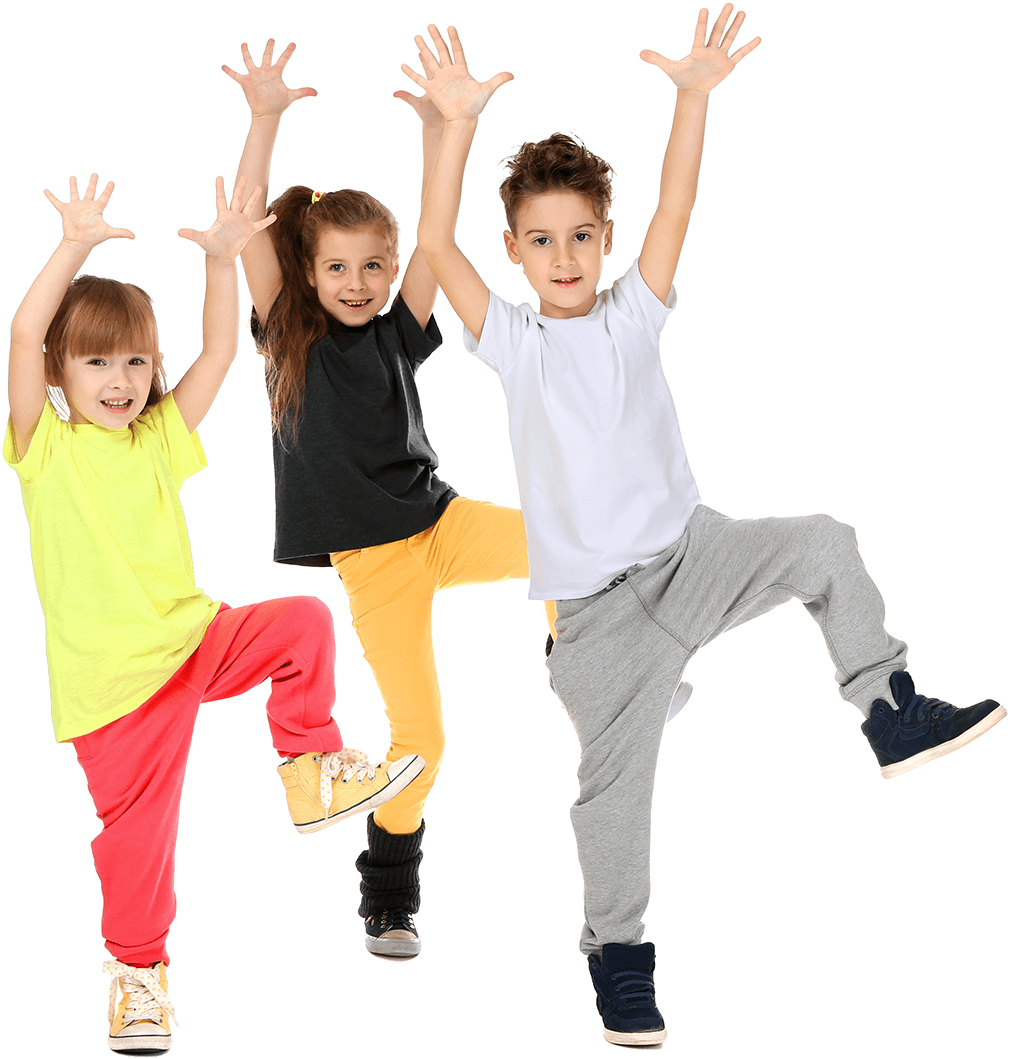Drei fröhliche Kinder in bunten T-shirts tanzen und balancieren – Bewegung im Unterricht leicht gemacht mit groove2grow.